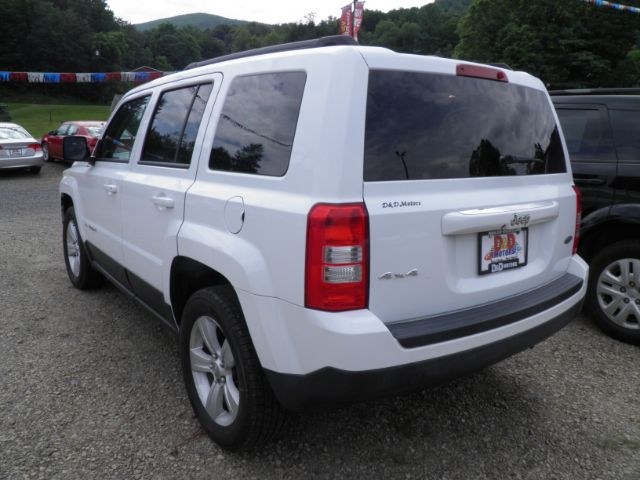 2016 WHITE Jeep Patriot Latitude (1C4NJRFB5GD) with an 2.4L L4 engine, located at 19521 New George's Creek Rd SW, Barton, MD, 21521, (301) 463-2404, 39.524323, -79.017906 - Photo#5