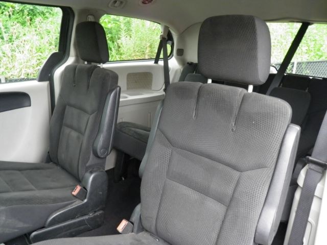 2018 GRAY Dodge Grand Caravan SE (2C4RDGBG3JR) with an 3.6L V6 engine, AT transmission, located at 15520 McMullen Hwy SW, Belair, MD, 21502, (301) 729-3700, 39.581375, -78.846451 - Photo#3