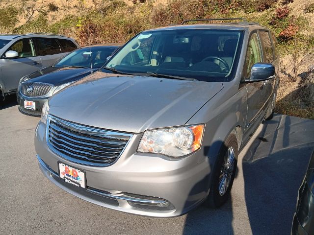 photo of 2015 Chrysler Town  and  Country Touring-L
